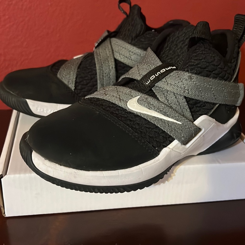 Nike Air LRJFSG 330503 Soldier Basketball Shoes Youth Size 12